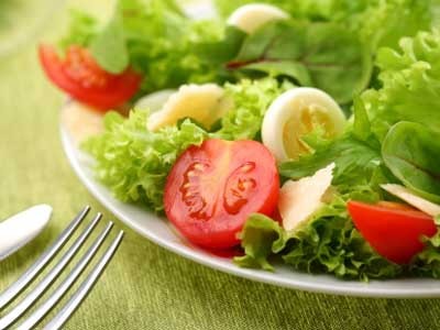   l'insalata fa bene all'organismo , l'insalata fa bene,mangiare l'insalata ,insalata , restare in forma ,benefici dell'insalata,dieta,forma fisica,news,bellezza,benessere,salute,cura del corpo ,Crescione, lattuga,frutta,